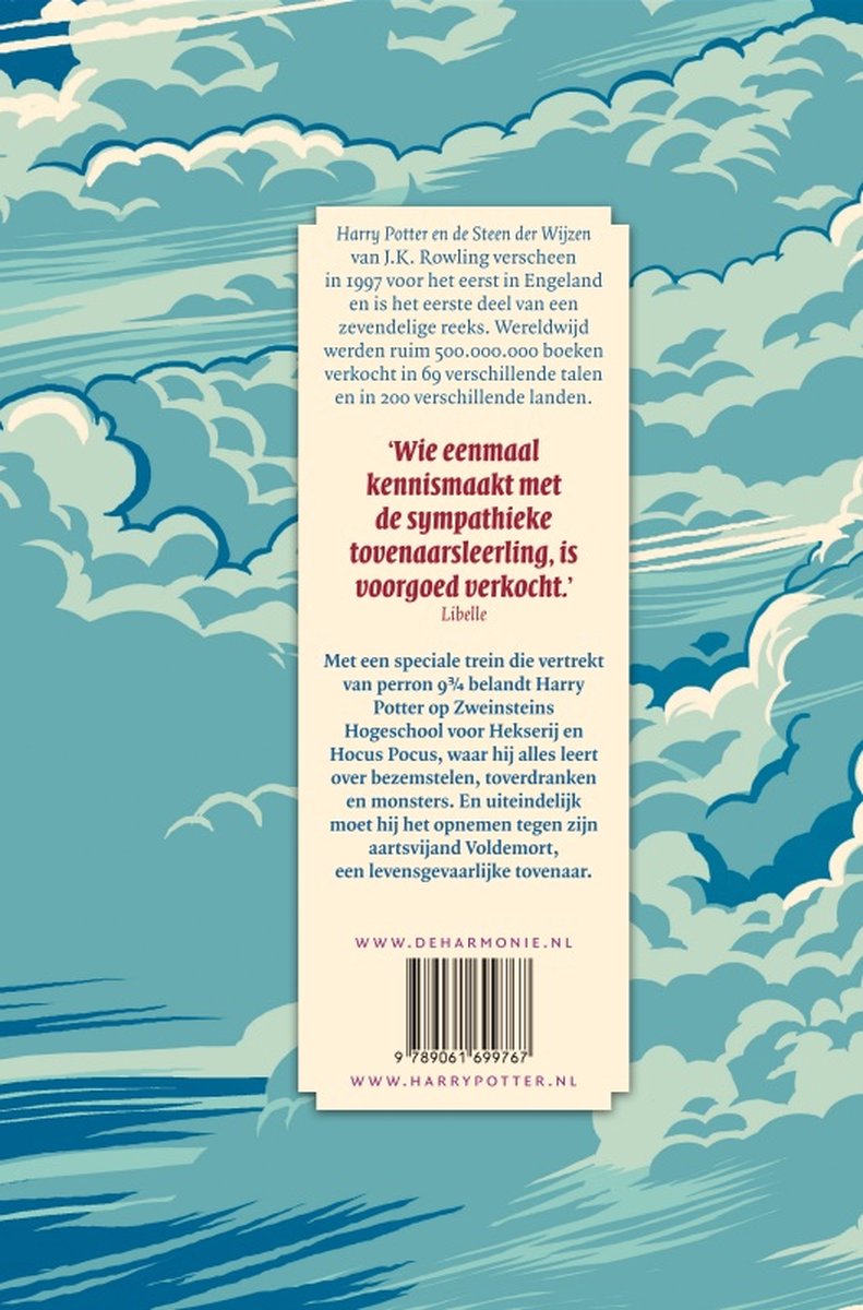 Achterkant van het boek Harry Potter en de Steen der Wijzen met tekst over de inhoud, auteur en websites, tegen een lucht van wolken.