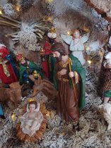 Kerst beeldjes Kerststal  Groot met 12 figuren en 40 ledlichtjes  handgemaakt    38x47x25cm