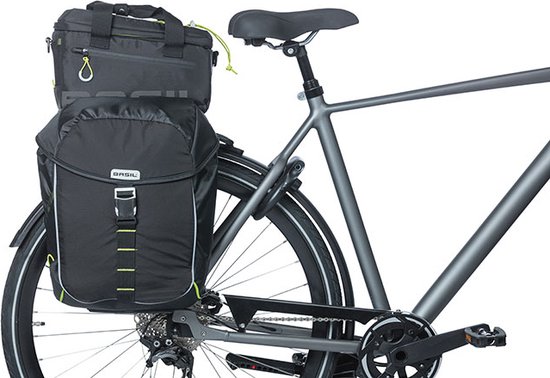 Zwarte Basil fietstas met limegroene accenten, bovenop een zwarte Basil dubbeldekker tas.