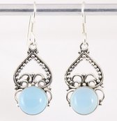 Opengewerkte zilveren oorbellen met blauwe chalcedoon