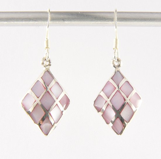 Ruitvormige zilveren oorbellen met roze parelmoer