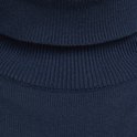 Detail van de coltrui in donkerblauw