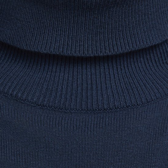 Detail van de coltrui in donkerblauw