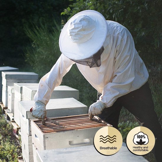 Imker in een witte jas met kap, werkend aan een bijenkorf in een tuin, met indicaties voor ademend en comfortabel.