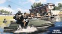 Personages op jetski's varen op een rivier bij een gebouw met de tekst 'Call of Duty: Black Ops Cold War'.