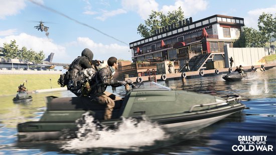 Personages op jetski's varen op een rivier bij een gebouw met de tekst 'Call of Duty: Black Ops Cold War'.