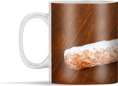 Mok - Een bevroren frikandel op een houten tafel - 350 ml - Beker