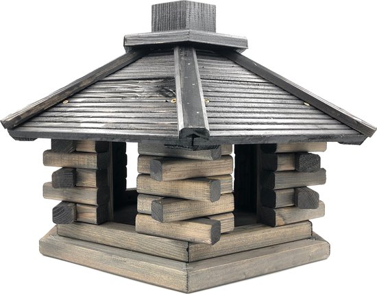 Houten vogelhuisje in blokhutstijl, met donker dak en schoorsteen.