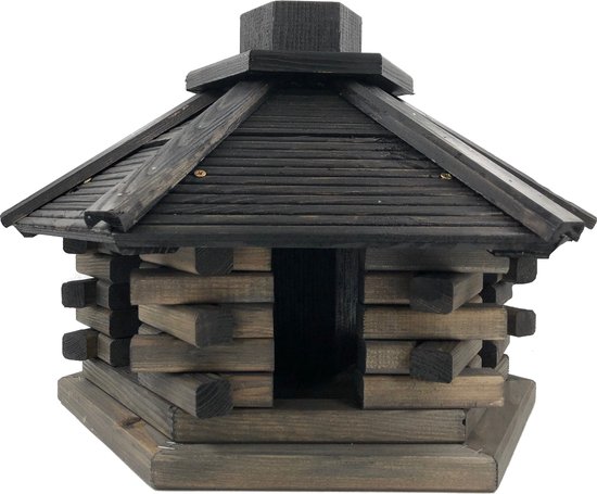 Vogelhuisje met blokhutstructuur en donker houten dak en schoorsteen.