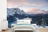 Behang - Fotobehang Uitzicht over het Nationaal park Banff in Canada in de winter - Breedte 600 cm x hoogte 400 cm