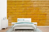 Une image d'un mur de briques jaunes. La couleur jaune a un aspect moderne et joyeux cm