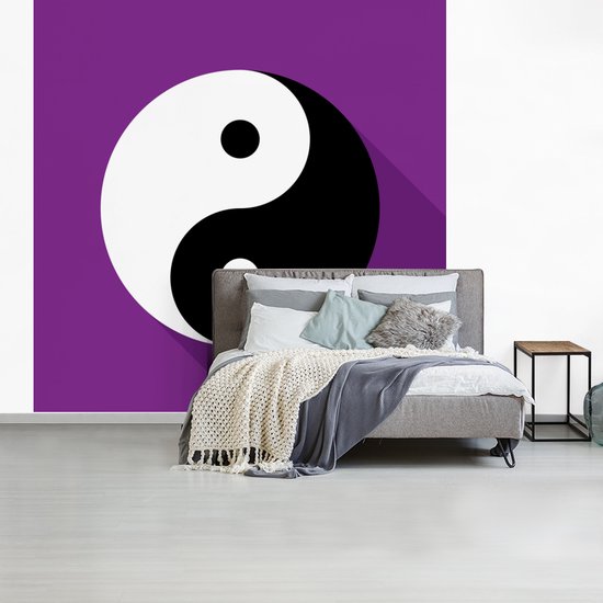 Papier peint photo vinyle - Une illustration du logo Yin et Yang avec un fond violet largeur 280 cm x hauteur 280 cm - Tirage photo sur papier peint (disponible en 7 tailles)