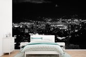 Behang - Fotobehang Zwart-wit skyline van het Colombiaanse Medellín tijdens de avond - Breedte 420 cm x hoogte 280 cm