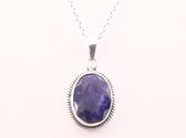 Bewerkte zilveren hanger met blauwe saffier aan ketting