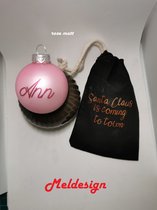 Kerst Kerstbal met naam met gratis opbergtasje roze matt glitter roze letters