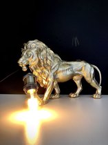 Gold Lion Clarence with Lamp 26 cm hoog - leeuw tafellamp - vloerlamp - lamp industrieel - industriestijl - metaal lamp - verlichting voor binnen - verlichting voor uw interieur -