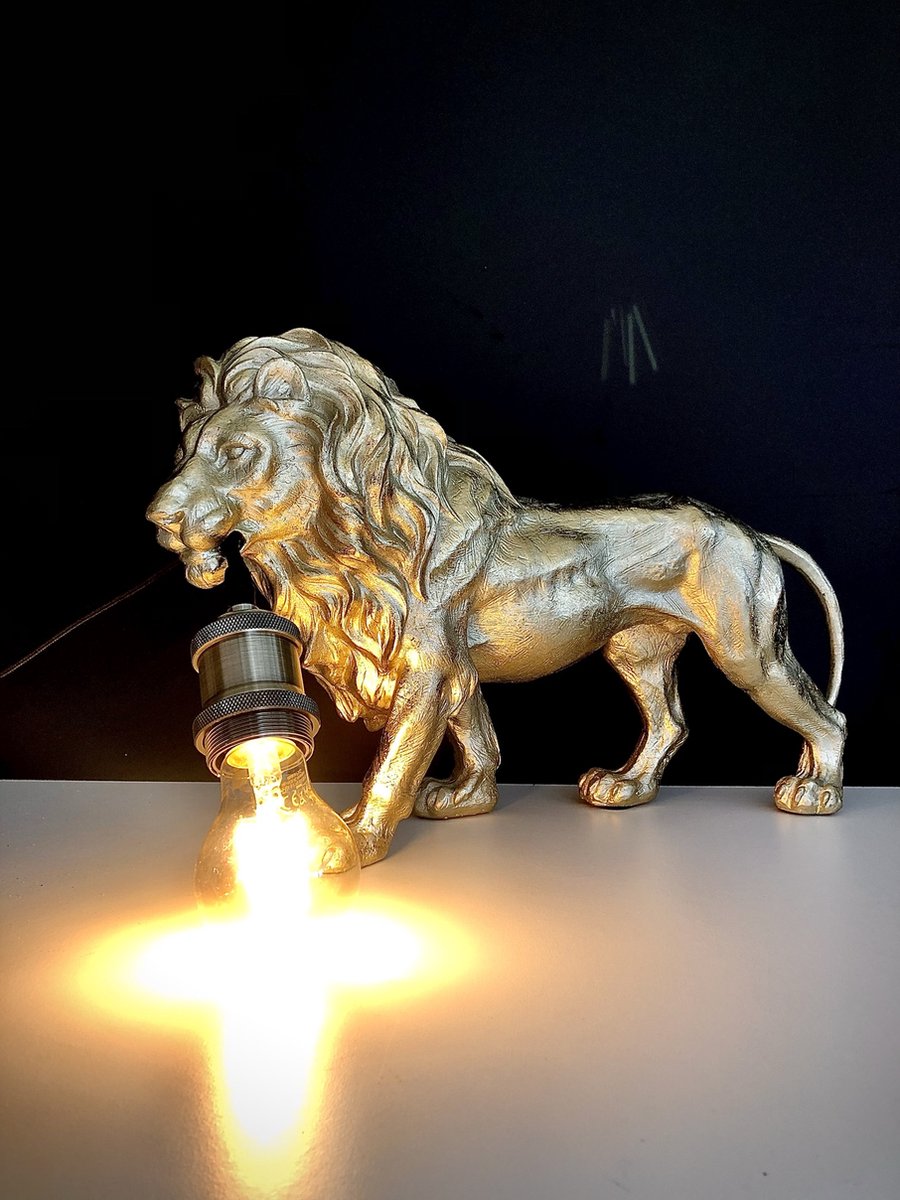 Gold Lion Clarence with Lamp 26 cm hoog - leeuw tafellamp - vloerlamp - lamp industrieel - industriestijl - metaal lamp - verlichting voor binnen - verlichting voor uw interieur - goud metaal - interieurdecoratie - woonaccessoire - cadeau - geschenk