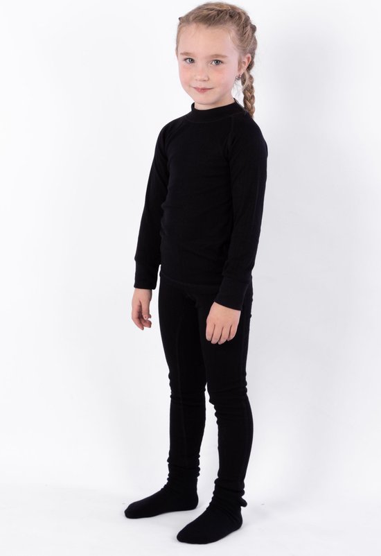 Meisje met gevlochten haar draagt een zwarte thermobroek en shirt.