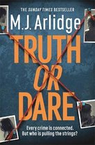 Boekcover van 'Truth or Dare' van M.J. Arlidge. Oranje tekst 'TRUTH OR DARE' met rode draden eroverheen gespannen. Kleine profielfoto's in de hoeken.