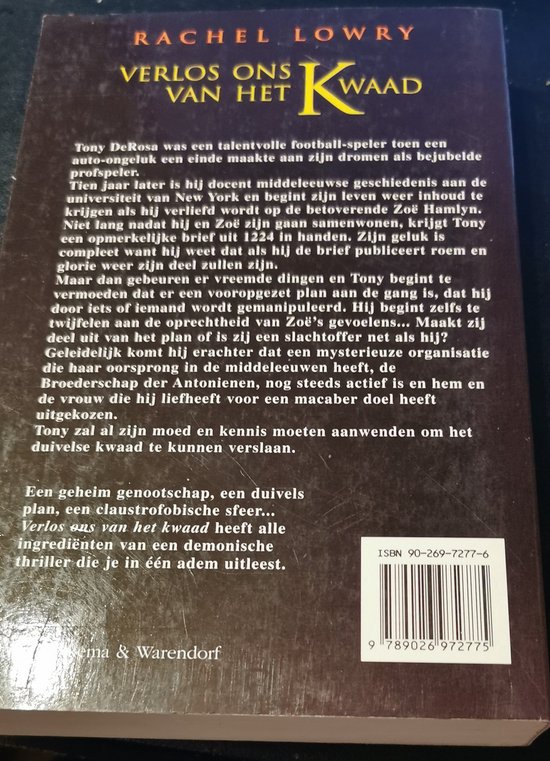 Achterflap van het boek "Verlos ons van het kwaad" van Rachel Lowry. Boek heeft zwarte kaft met tekst in het geel.
