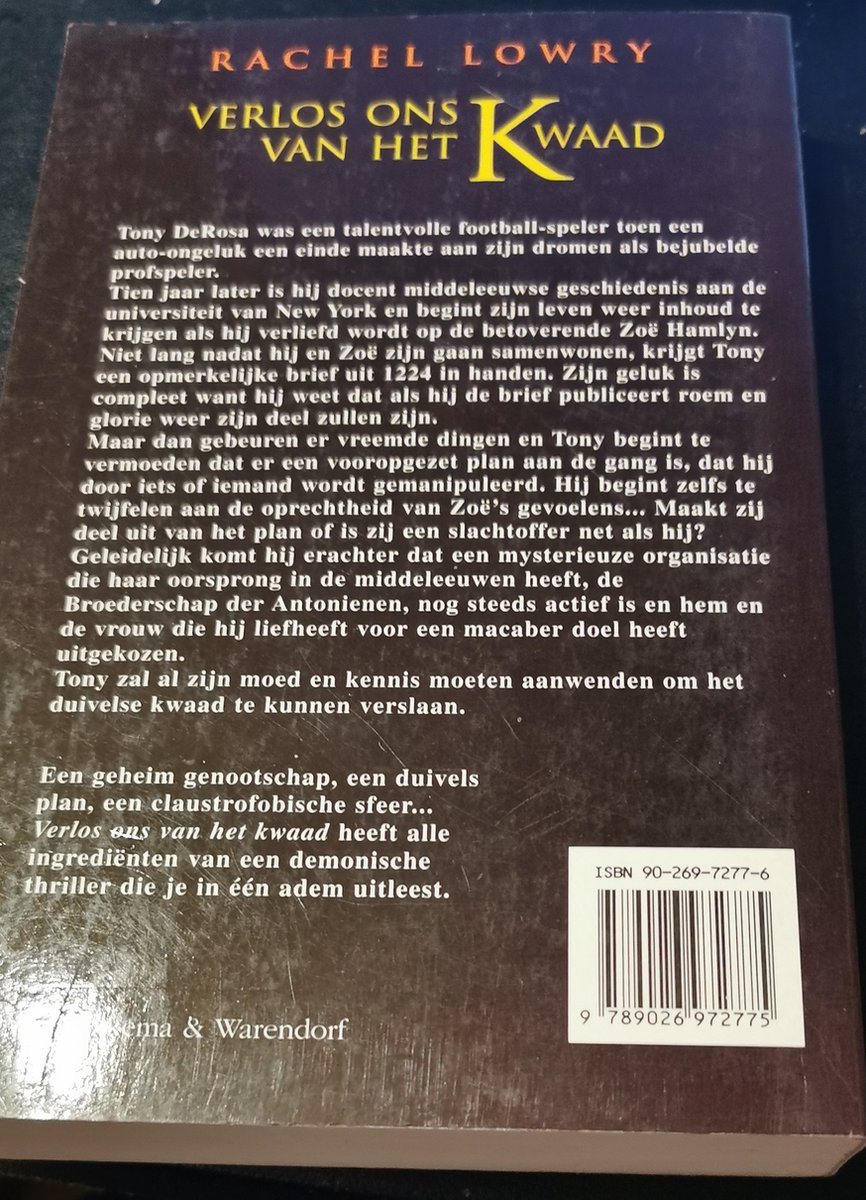 Achterflap van het boek "Verlos ons van het kwaad" van Rachel Lowry. Boek heeft zwarte kaft met tekst in het geel.