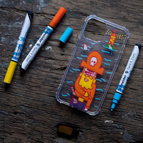 Transparante telefoonhoes met tekening van een piraat en een vuurtoren. Gele en oranje stiften ernaast.