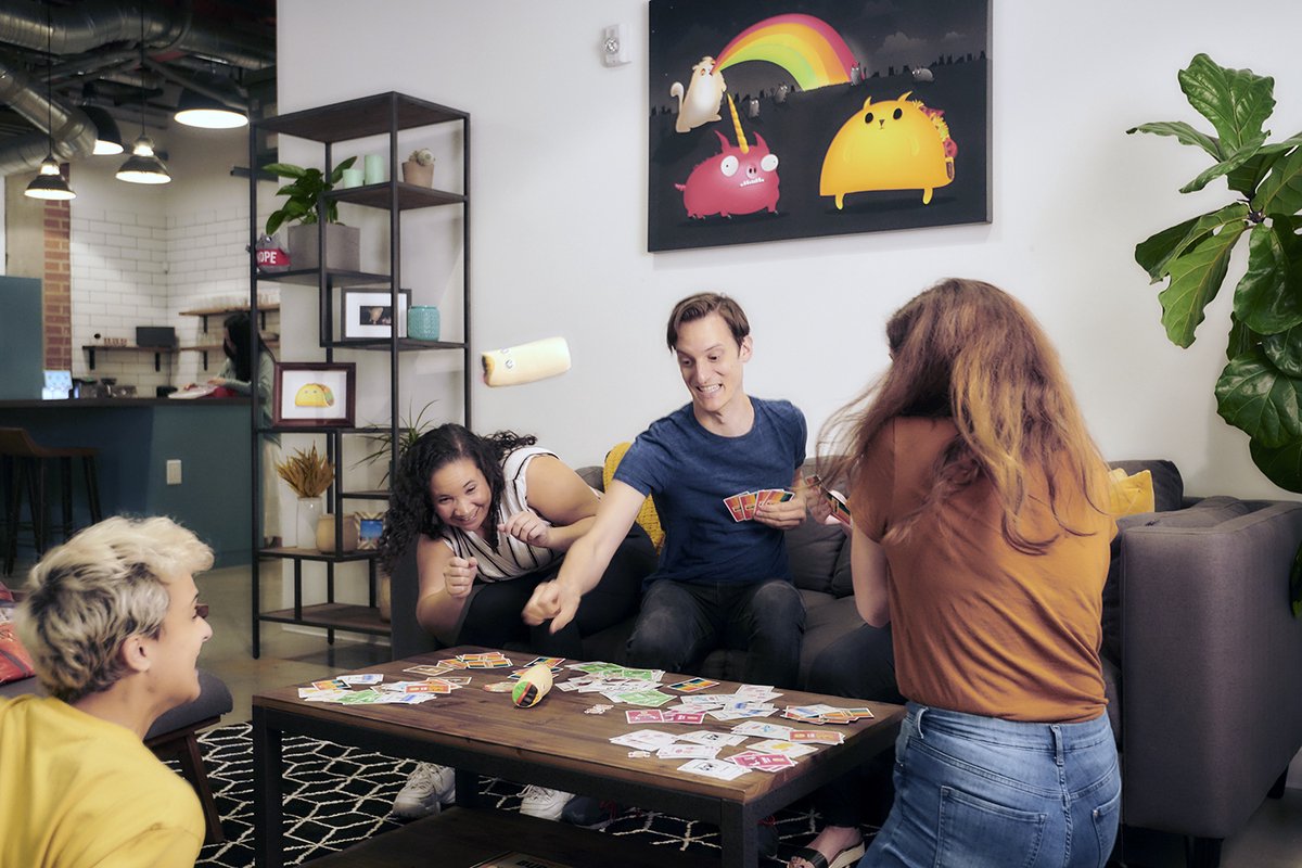 Throw Throw Burrito – Exploding Kittens - Hilarisch Partyspel – Kaartspel voor Familie en Vrienden - Gooi met Squishy Burrito's! - Nederlandstalig — afbeelding 5
