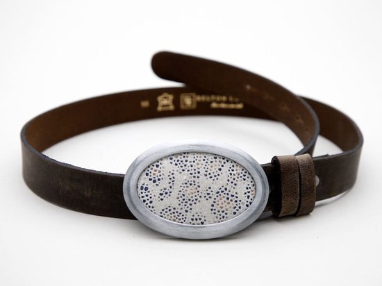 Bruine leren riem met ovale gesp, ingelegd met beige en blauwe spikkels, met het BeltonCo logo.