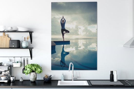 Une femme pratique le yoga près d'une piscine toile 90x140 cm - Tirage photo sur toile (Décoration murale salon / chambre)
