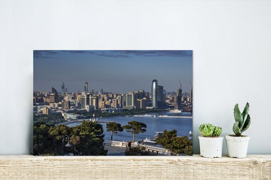 Aluminium schilderij 30x20 cm - Wanddecoratie metaal - Verre kijk over de stad Bakoe vanaf het Highland Park in Azerbeidzjan - Metalen muurdecoratie woonkamer - Decoratie industrieel - Foto op dibond - Industriële accessoires slaapkamer