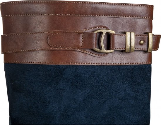 Detail van bruine leren band met gesp aan bovenzijde donkerblauwe suède schacht.