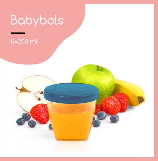 Transparante baby pot met oranje puree en blauw deksel, omringd door fruit: appel, aardbeien, bosbessen en banaan.