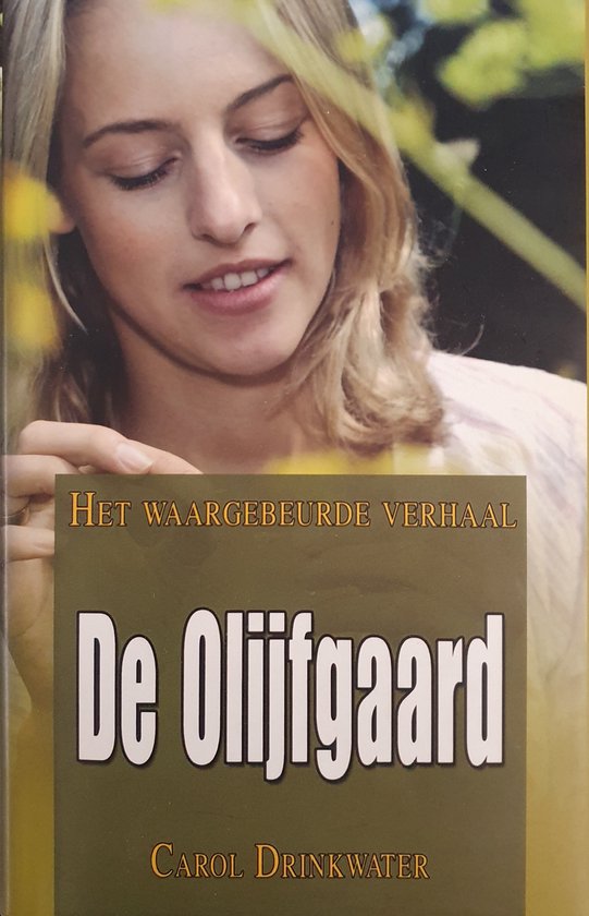 Een blonde vrouw kijkt met een glimlach naar beneden, met op de voorgrond de titel 'De Olijfgaard' en 'CAROL DRINKWATER'.