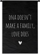 Wandkleed - Wanddoek - Engelse quote "DNA doesn't make a family, love does" met een hartje tegen een zwarte achtergrond - 120x180 cm - Wandtapijt