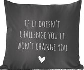 Sierkussen - Citation en anglais Si cela ne vous défie pas, cela ne vous changera pas sur un fond noir