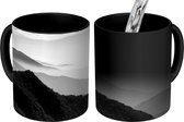 Magische Mok - Foto op Warmte Mok - Mist tussen de silhouetten van bergen - zwart wit - 350 ML