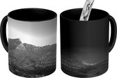 Magische Mok - Foto op Warmte Mok - Kaapstad en de Tafelberg in Zuid-Afrika - zwart wit - 350 ML