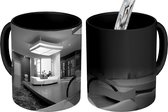 Magische Mok - Foto op Warmte Mok - Een lobby in een maisonnette - zwart wit - 350 ML