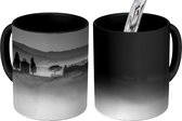 Magische Mok - Foto op Warmte Mok - Silhouetten en mist in Toscane - zwart wit - 350 ML