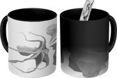 Magische Mok - Foto op Warmte Mok - Geometrische tekening van een blazende octopus - zwart wit - 350 ML