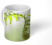 Mok - Een opgerold varenblad vervaagde achtergrond - 350 ML - Beker