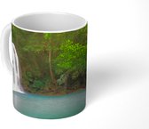 Mok - Het azuurblauwe water met een waterval bij het Thaise Nationaal park Erawan - 350 ML - Beker