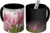 Magische Mok - Foto op Warmte Mok - Close-up van de roze bladeren van de tulpen - 350 ML - Uitdeelcadeautjes