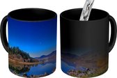 Magische Mok - Foto op Warmte Mok - blauwe lucht boven het meer en de bergen in Snowdonia - 350 ML