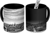 Magische Mok - Foto op Warmte Mok - De skyline van Kiev onder een licht bewolkte lucht - zwart wit - 350 ML