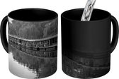 Magische Mok - Foto op Warmte Mok - Groene gracht die door Jinan loopt in China - zwart wit - 350 ML