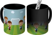 Magische Mok - Foto op Warmte Mokken - Koffiemok - Een illustratie van twee jonge voetbalteams - Kids - Baby - Jongetjes - Meisjes - Magic Mok - Beker - 350 ML - Theemok