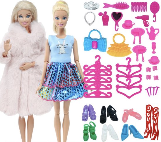 Dolldreams | Barbiekleertjes set - 2 outfits (jas,jurkje) 7 paar schoenen, sieraden en accessoires - Barbie kleding Dolldreams | Barbiekleertjes set - 2 outfits (jas,jurkje) 7 paar schoenen, sieraden en accessoires - Barbie kleding