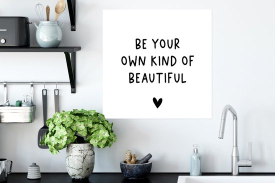 Affiche citation en anglais "Be your own kind of beautiful" avec un coeur sur fond blanc - 50x50 cm