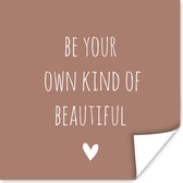 Affiche citation anglaise « Soyez votre propre genre de beauté » avec un cœur sur fond marron - 50x50 cm